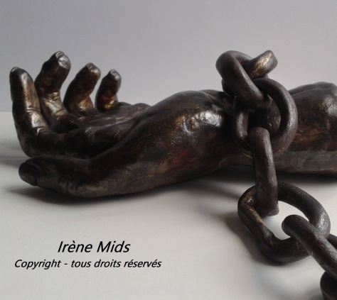 Irène Mids - auteur créateur - copyright -  LES CHAINES  - sculpture céramique - tous droits réservés